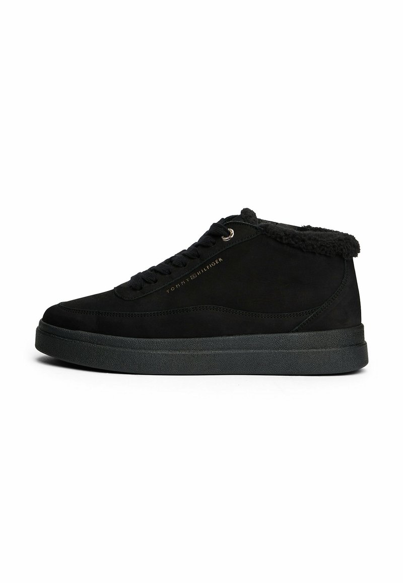Baskets mid-top noires avec semelle épaisse, lacets à l'avant, doublure du col duveteuse et logo discret « Tommy Hilfiger » sur le côté.