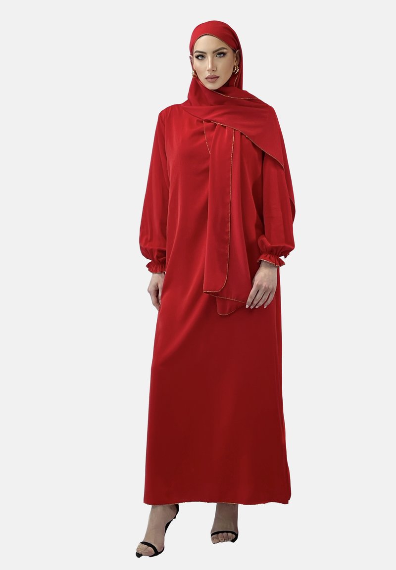 Lang rød kjole med klokkeærmer og en matchende hijab. Kjolen har en glat tekstur, akcentueret af en kontrasterende kant langs halsudskæringen.