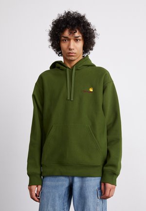 Sudadera con capucha verde hecha de una mezcla de algodón; cuenta con un bolsillo canguro y un pequeño logo en amarillo y rojo en el pecho.