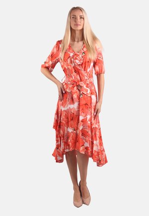 Rotes Blumenwickelkleid mit kurzen Puffärmel und einem Rüschensaum sowie einem Bindeband in der Taille. Das Material ist leicht und fließend.