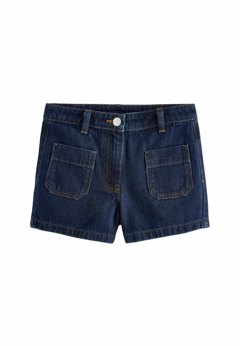 Short en denim bleu foncé avec bouton sur le devant, passants de ceinture et deux grandes poches carrées à l’avant avec des coutures visibles.