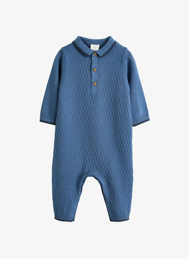 Blå strikket heldragt med lange ærmer, krave, tre træknapper og ribbede mansjetter. Mønstret struktur hele vejen igennem.