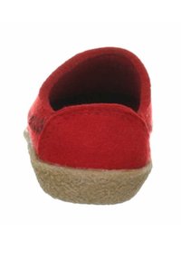 Roter Filzschuh mit abgerundetem Rücken, beiger Gummisohle und kontrastierendem Nähen entlang der Seite. Einfaches, zum Hineinschlüpfen geeignetes Design.