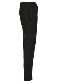 Černé cargo kalhoty vyrobené z odolného materiálu, s bočními kapsami, slim fit a knoflíkovými detaily na kapsách a manžetách.