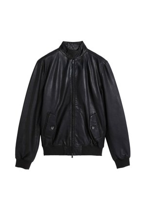 Chaqueta bomber de cuero negro con un cuello alto, cierre frontal de cremallera y dos bolsillos con botón. Los puños y el dobladillo acanalados acentúan el ajuste.