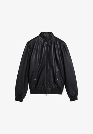 Chaqueta bomber de cuero negro con un cuello alto, cierre frontal de cremallera y dos bolsillos con botón. Los puños y el dobladillo acanalados acentúan el ajuste.
