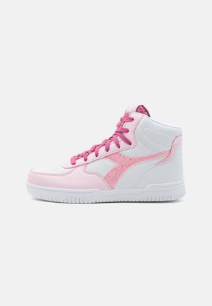 Sneakers alte con una base bianca, dettagli rosa, pannello laterale testurizzato rosa e lacci rosa abbinati. Suola in gomma, design sportivo.
