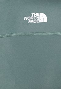 Grüne Sweatshirt mit einer glatten Textur. Verfügt über ein weißes Logo von "The North Face" auf der oberen linken Seite. Enthält kontrastierende Nähte.