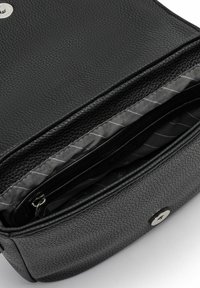 Bolso de cuero negro texturizado con un cierre metálico, con un forro de tela a rayas y un bolsillo interior con cremallera para una mejor organización.