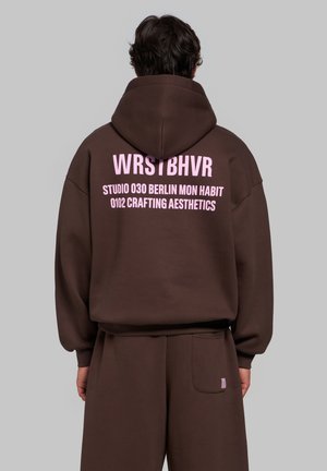 WRSTBHVR, WRSTBHVR HOODIE STUDIO V14 HOODIE UNISEX - Φούτερ με κουκούλα - chocolate brown