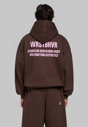 WRSTBHVR, WRSTBHVR HOODIE STUDIO V14 HOODIE UNISEX - Sweat à capuche - chocolate brown