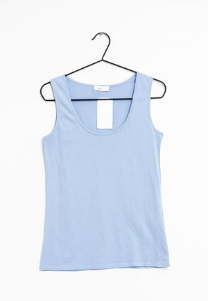 Camiseta sin mangas azul claro con cuello redondo colgada en una percha de alambre negra con una etiqueta de precio blanca adherida, sobre fondo blanco.