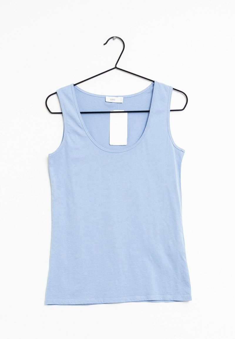 Débardeur bleu clair sans manches à encolure dégagée, suspendu à un cintre en fil de fer noir avec une étiquette de prix blanche attachée, sur fond blanc.