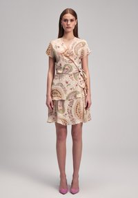 Wickelkleid aus leichtem Stoff mit Paisleymuster in grünen und rosa Tönen, kurzen Ärmeln, einem Gürtel in der Taille und einem gestuften Saum.