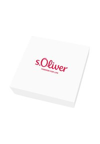 Scatola quadrata bianca con una superficie liscia, caratterizzata da un logo rosso s.Oliver e dalla scritta "FASHION FOR LIFE" in un carattere moderno.
