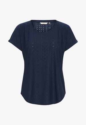 Donkerblauwe top met korte mouwen en een ronde halslijn. Heeft een gestructureerd patroon met uitsparingen en een iets gebogen zoom. Zachte stof.