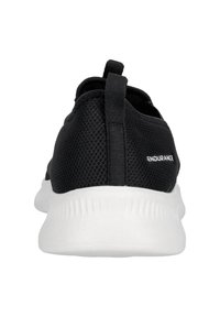 Svarta nätträningsskor med vit sula, med en bakre dragflik och "ENDURANCE"-logotyp på sidan.