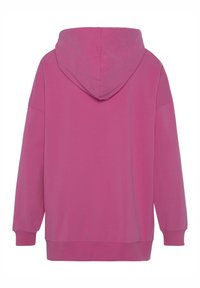 Sweatshirt à capuche fuchsia avec une coupe décontractée, présentant des manches longues, un ourlet arrondi et des poignets côtelés pour plus de texture.