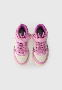 Par de sapatilhas infantis em rosa e creme, com atacadores e tiras de Velcro, vistas por cima sobre um fundo branco.