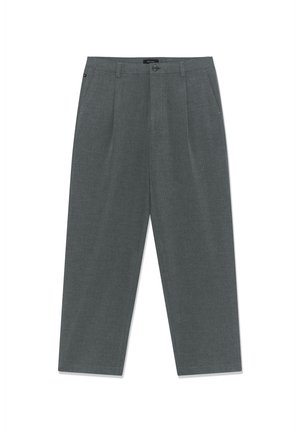 Pantalon gris sur mesure avec une texture lisse, présentant une coupe droite, des plis à l'avant et une fermeture par bouton à la taille.