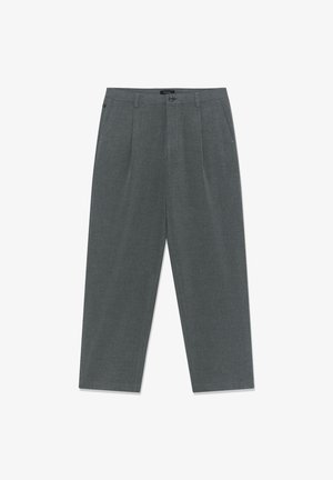 Sivé elegantné nohavice s hladkou textúrou, so strihom s rovnými nohavicami, záhybmi vpredu a zapínaním na gombík v páse.