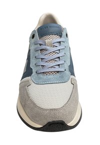 Sneaker met een lichtgrijze mesh bovenkant, blauwe suède accenten, grijze leren details en een platte vetersluiting. Rond de neus en zwarte buitensole.
