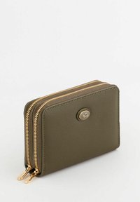 Cartera de color verde oliva hecha de material texturizado, con cremalleras doradas y un logotipo redondo en la parte frontal. Forma rectangular compacta.