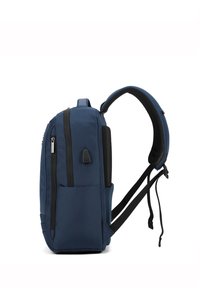 Zaino blu navy realizzato in tessuto testurizzato, dotato di un compartimento principale con cerniera, tasca laterale, spallacci imbottiti e dettagli in rete.