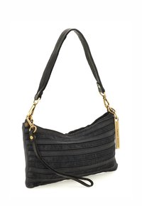 Borsa a tracolla in pelle nera con strisce orizzontali, accessori in oro, manico corto e tracolla staccabile. Superficie texture.