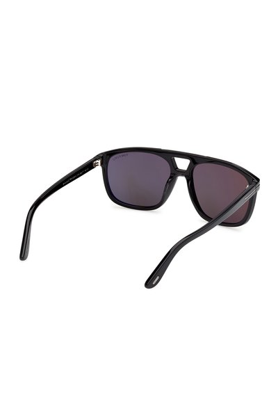 Lunettes de soleil à monture carrée noire avec verres teintés foncés et une petite découpe sur le pont nasal, vues de l'arrière.