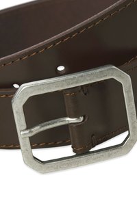 Brauner Ledergürtel mit rechteckiger silberner Metallschnalle, kontrastierenden Nähten und mehreren Löchern zur Größenanpassung.