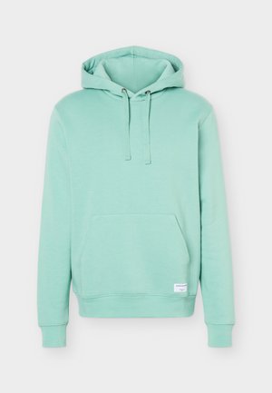 Sudadera con capucha de color turquesa claro con bolsillo frontal tipo canguro, capucha ajustable con cordón, puños acanalados y una pequeña etiqueta blanca en el dobladillo.