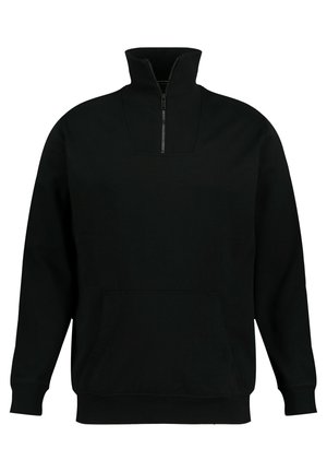 Sudadera negra de pullover con un alto cuello, media cremallera en la parte frontal y bolsillo tipo canguro en el frente. Hecha de una tela suave con puños acanalados.