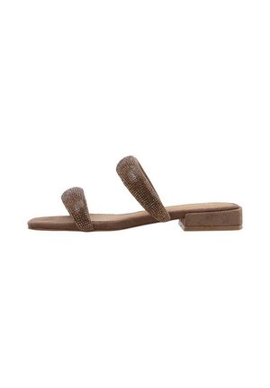 Sandalia plana marrón con dos tiras anchas adornadas con cristales y un tacón bloque bajo, diseño de punta abierta.