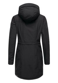 Črna parka jakna s kapuco, dolgimi rokavi, stisnjenim pasom in preprostim dizajnom. Ima mehko teksturo in srednjo dolžino.