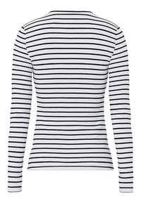 Bela pulover s tankimi vodoravnimi črnimi črtami, dolgimi rokavi in oprijetim krojem, prikazan od zadaj.
