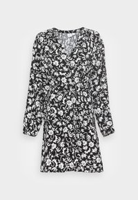 Vestido floral preto e branco com mangas longas, decote em V, design envolvente, cintura franzida e um tecido texturizado com um padrão de folhas e flores.