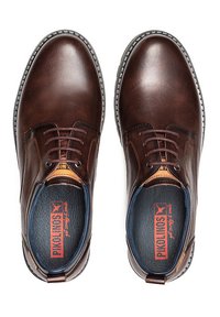 Zapatos de vestir de cuero marrón con punta redonda, costuras en contraste, diseño con cordones y plantilla en dos tonos. Suela texturizada para mayor agarre.