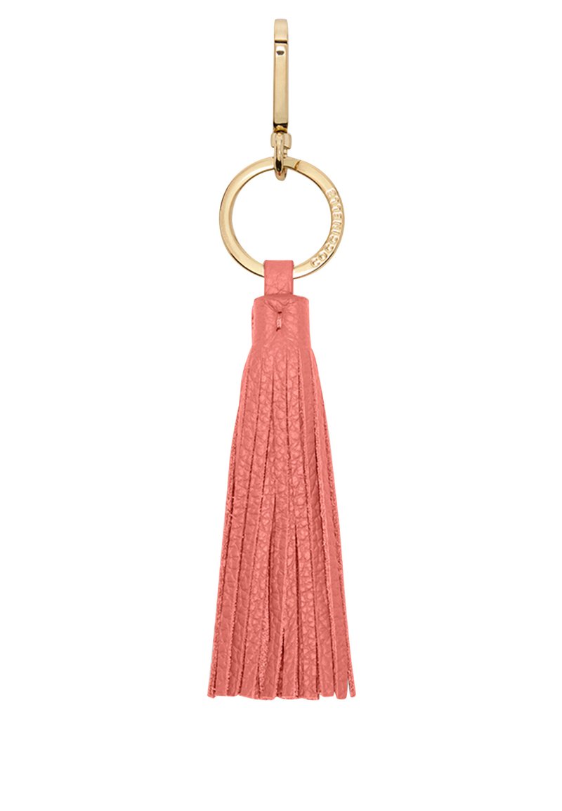 Kožené klíčenka v korálové barvě s texturovaným třásní, připevněná k zlatému kovovému kroužku a klipu, obsahující malé gravírované detaily.