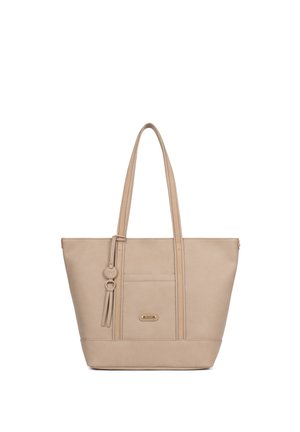 Borsa tote in pelle beige con due manici lunghi, una tasca frontale e nappina decorativa con ciondolo rotondo appesi a un manico.