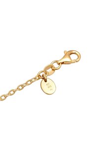 Goldene Kettenarmband mit einem Karabinerhaken, ausgestattet mit einem runden Anhänger, der "925" und "Ag" eingraviert hat. Glatte, glänzende Oberfläche mit verbundenen Segmenten.