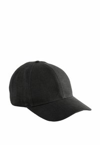Sort stof baseballcap med bøjede skygge, seks-panel design og en struktureret krone. Materialet virker glat med en diskret tekstur.