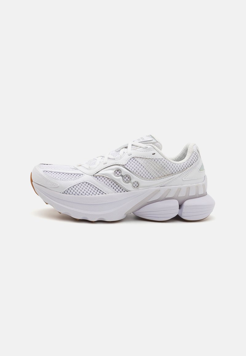 Weiße Laufschuhe mit Mesh-Obermaterial, strukturiertem Design, reflektierenden Akzenten und dicker Sohle, die zwei abgerundete Dämpfungselemente an der Ferse aufweist.
