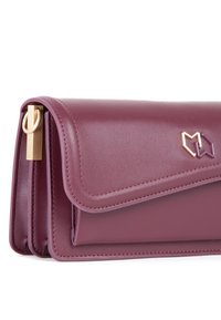 Fioletowa torebka kopertowa z sztucznej skóry z zapięciem na klapkę, złotymi akcentami oraz geometrycznym logo. Widoczne detale przeszycia wzdłuż krawędzi.