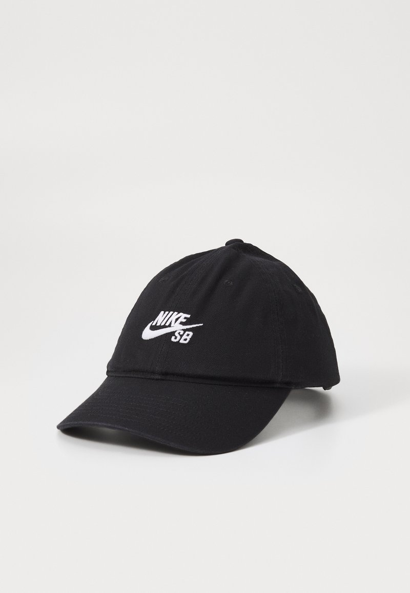 Czarna bawełniana czapka baseballowa z lekko zaokrąglonym daszkiem, z białym haftowanym logo Nike SB z przodu. Gładka tekstura, regulowany pasek z tyłu.