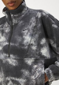 Nike Performance ONE - Suéter de forro polar - black