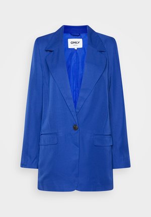 Dameblazer i kongeligt blå med én knap, revers og to forlommer med klap, vist på en ensfarvet baggrund.