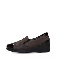 Scarpa marrone slip-on che presenta una combinazione di pelle opaca e verniciata, punta arrotondata, tacco basso a zeppa e pannelli laterali elastici per una maggiore flessibilità.