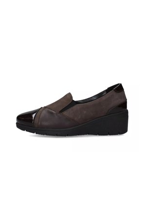 Scarpa marrone slip-on che presenta una combinazione di pelle opaca e verniciata, punta arrotondata, tacco basso a zeppa e pannelli laterali elastici per una maggiore flessibilità.