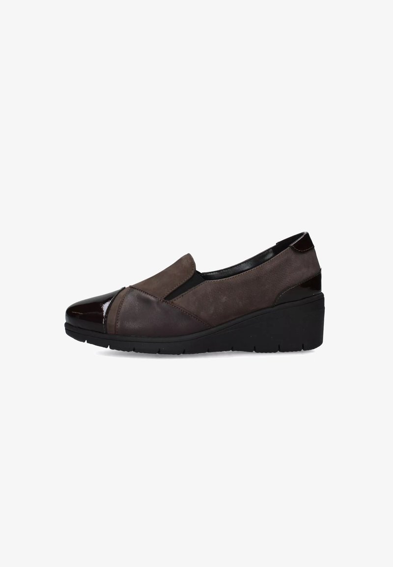 Scarpa marrone slip-on che presenta una combinazione di pelle opaca e verniciata, punta arrotondata, tacco basso a zeppa e pannelli laterali elastici per una maggiore flessibilità.